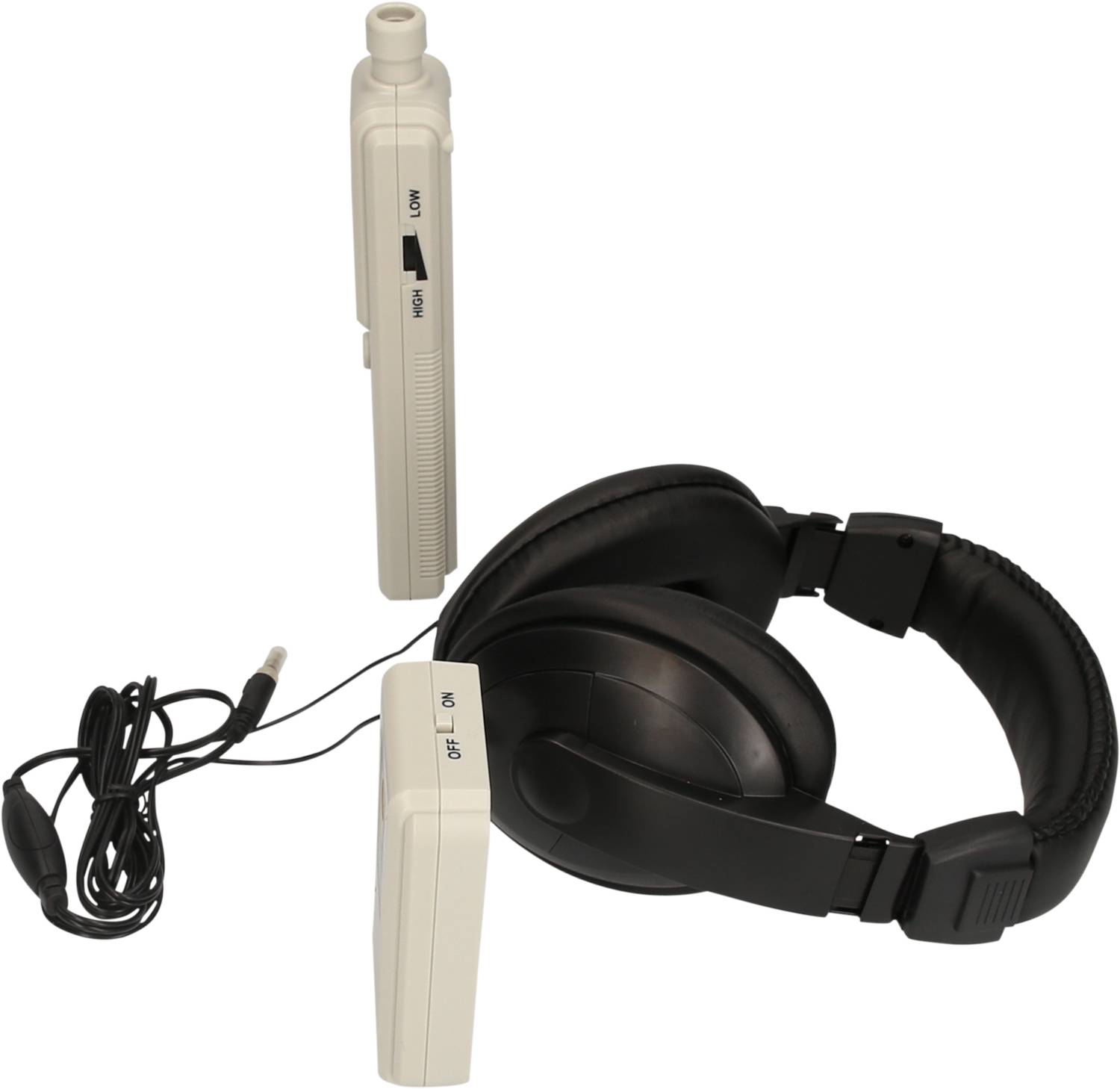 Černá Over-Ear sluchátka vedle bílého přenosného rádia s vypínačem a ovládáním hlasitosti.