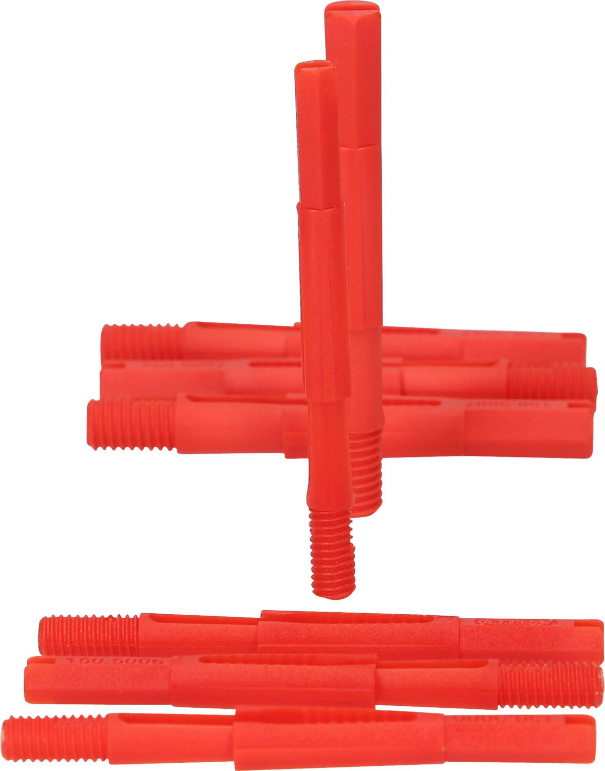 Červené plastové hmoždinky, naskládané a seřazené, na bílém pozadí. Často používané ve stavebnictví a při domácích pracích.