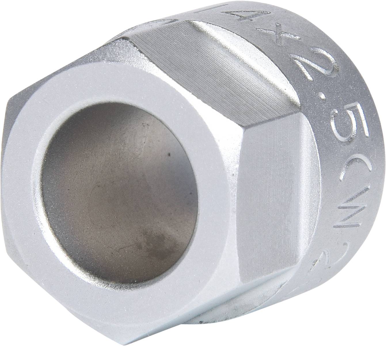 Kovová šestihranná matice s označením '2.5CM' na boku.
