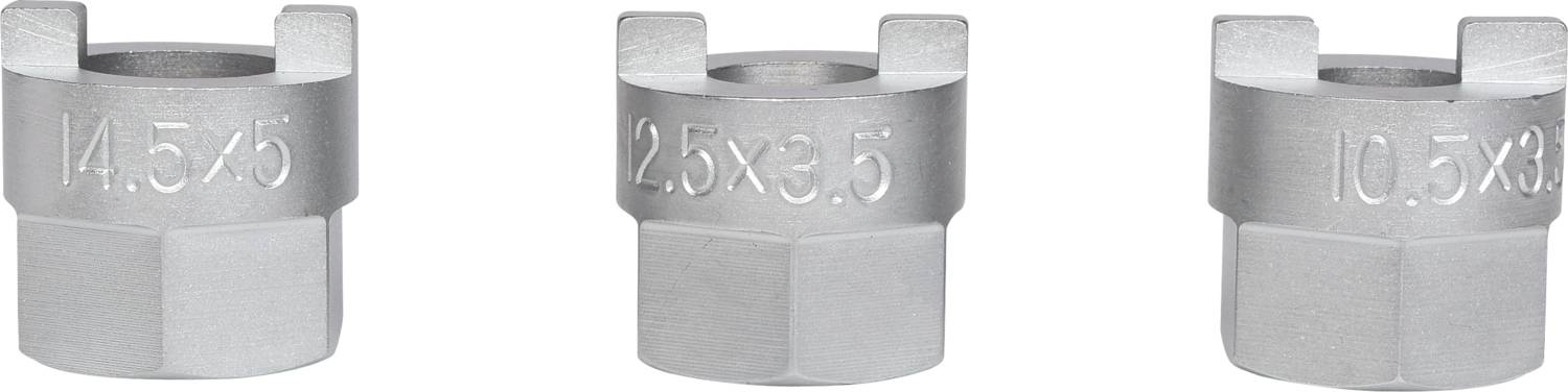 Tři stříbrné kovové pouzdro s vyrytými rozměry: '14,5x6', '2,5x3,5' a '10,5x3'. Leží vedle sebe na bílém povrchu.