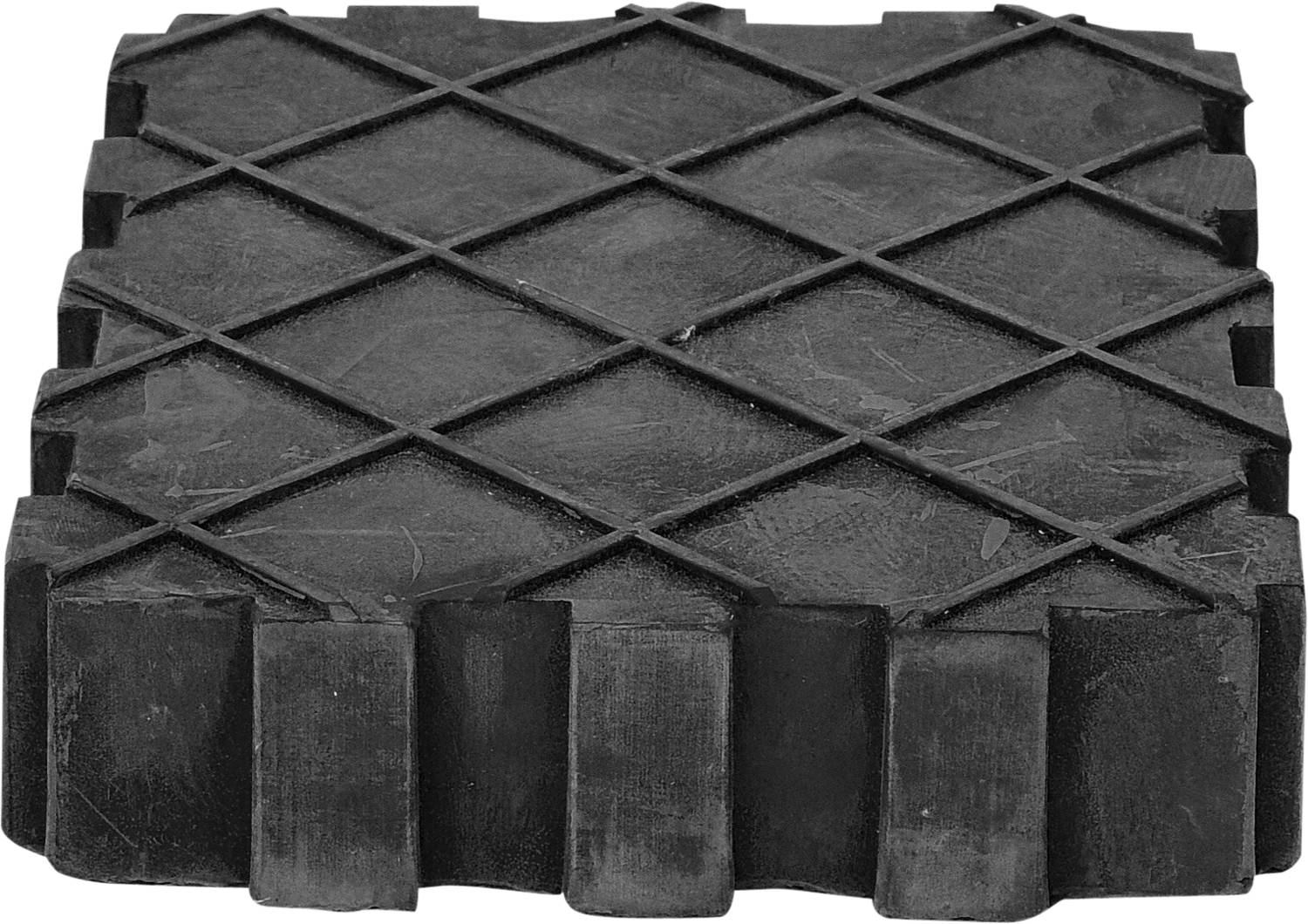 Čtvercová černá gumová podložka se vzorem kosočtverců, pravděpodobně určená pro protiskluzové účely.