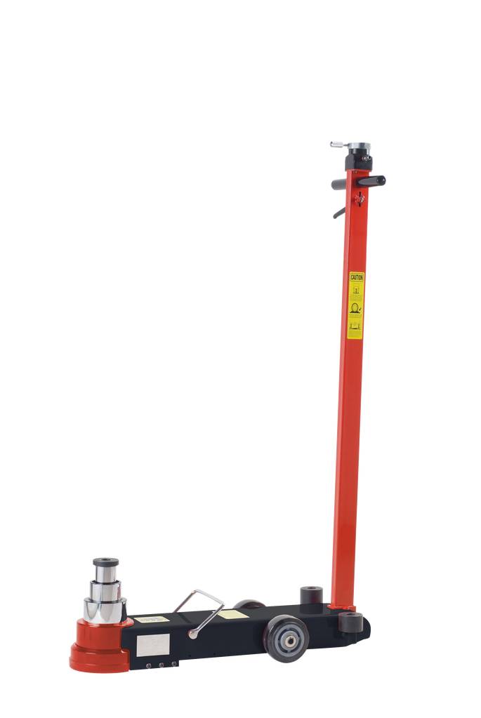 Červený hydraulický zvedák s dlouhou rukojetí a černými kolečky, vhodný pro zvedání těžkých nákladů, na bílém pozadí.