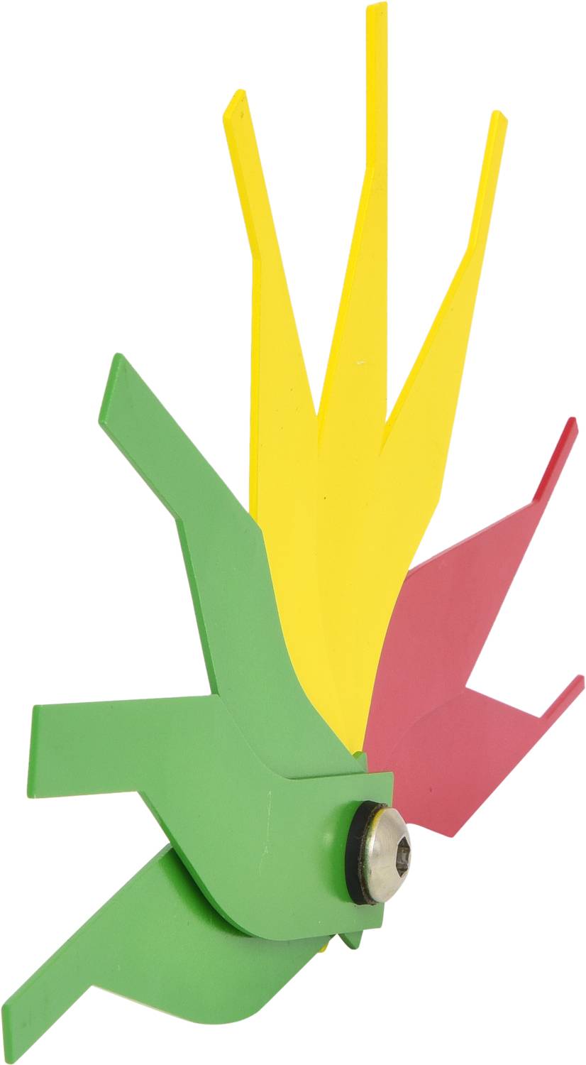 Vícebarevný dekorativní objekt se zelenými, žlutými a červenými listy, uspořádanými radiálně na bílém pozadí.