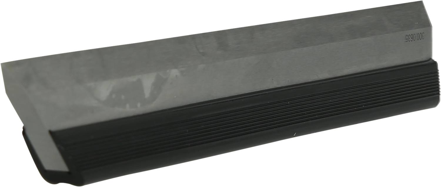 Ohnutá kovová nebo plastová součástka s černým akcentem uprostřed, pravděpodobně náhradní díl nebo nástavec nástroje.