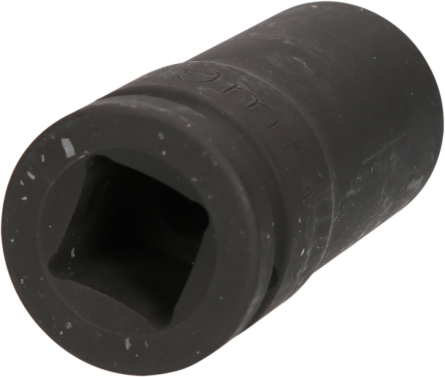 Černý kovový stranový klíč, typicky používaný pro mechanické nebo technické opravy, leží na bílém povrchu.
