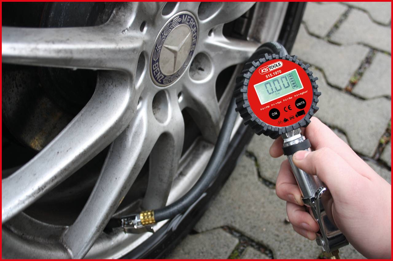 Digitální měření tlaku vzduchu v pneumatice automobilu pomocí manometru