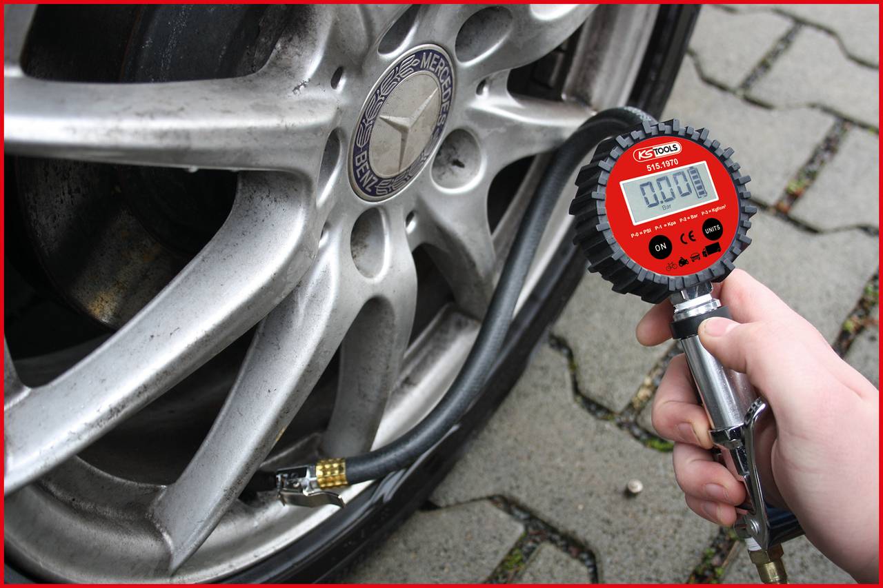 Někdo měří tlak vzduchu v pneumatice automobilu digitálním měřicím přístrojem. Přístroj ukazuje '0.00'.