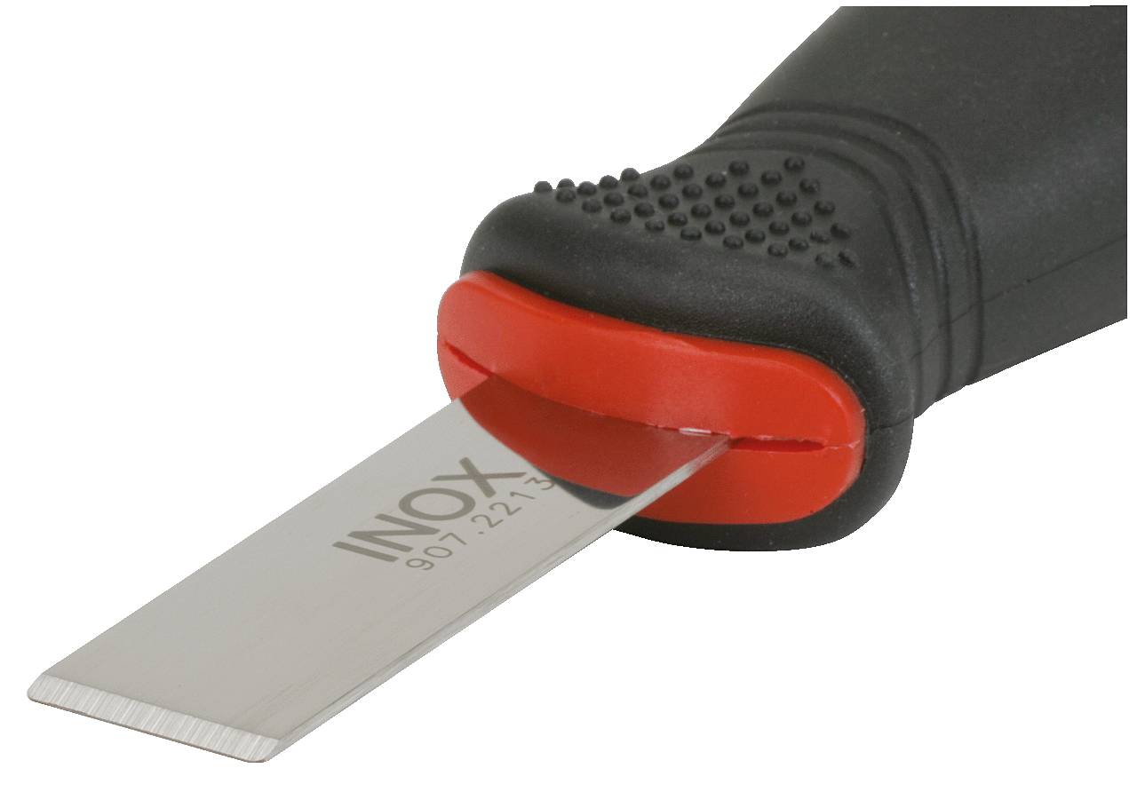 Detailní záběr řezného nože s černou rukojetí a červeným krytem. Na čepeli je napsáno 'INOX'.