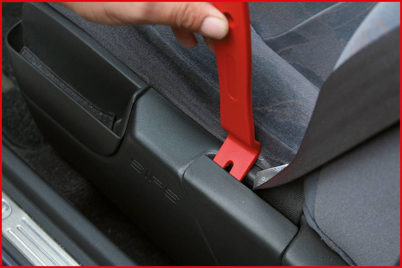 „Pomoc při vedení pásu" zobrazuje ruku, která používá červenou pásku na autosedačce k efektivnějšímu umístění bezpečnostního pásu.