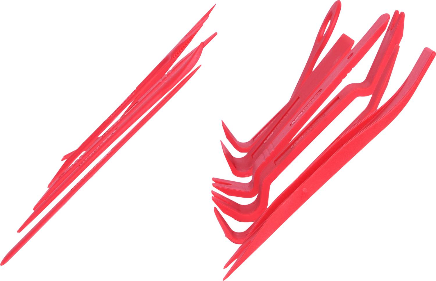 Hrubé, ohnuté plastové díly se zuby, které se kříží a ukazují různými směry.
