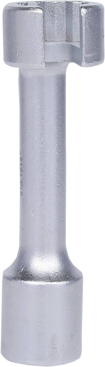 Lesklý kovový klíč na zapalovací svíčky s dlouhou rukojetí, který se používá k montáži a demontáži zapalovacích svíček v motorech.