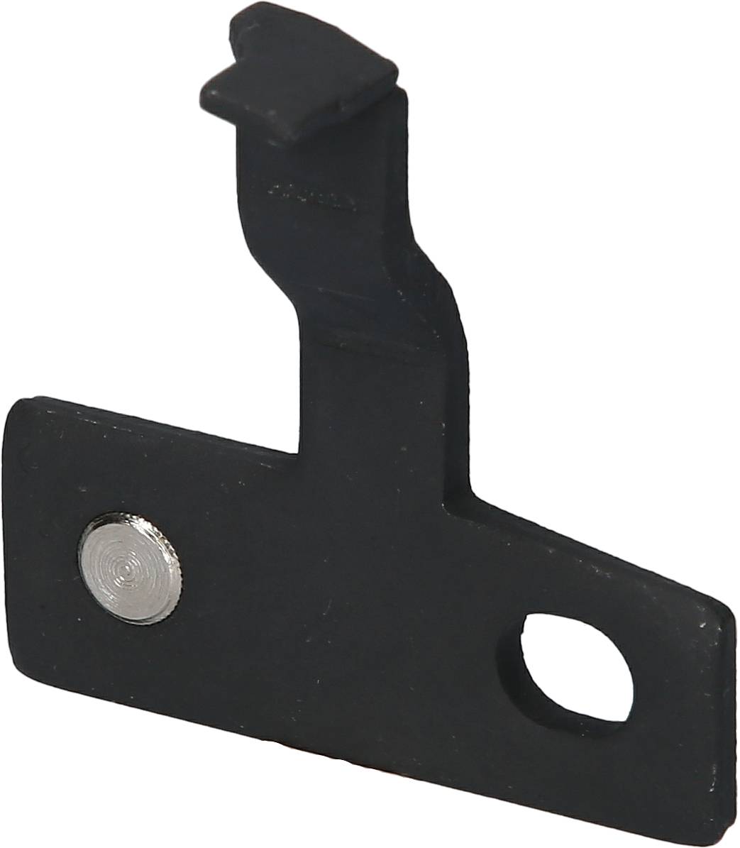 Černá, obdélníková plastová součástka s ohnutým ramenem. Malá stříbrná kovová část je připevněna v jednom rohu.