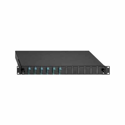Černý 1U rackmountový patch panel ze skla s několika přípojkami na přední straně.