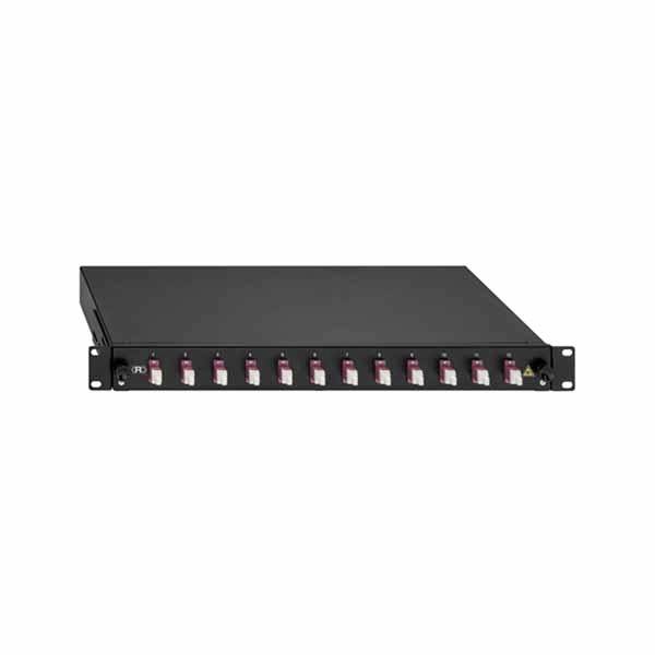 Černý 1U rack panel s několika popsanými síťovými konektory na přední straně.