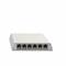 Bílý síťový switch s osmi ethernetovými porty na přední straně.