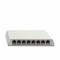 Bílý síťový switch s osmi ethernetovými porty, vhodný pro propojení a správu více zařízení v lokální síti.