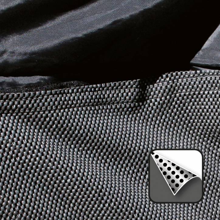 Detailní záběr strukturovaného černého textilního povrchu s podpůrným symbolem dole vpravo, který naznačuje vrstvovitou strukturu.