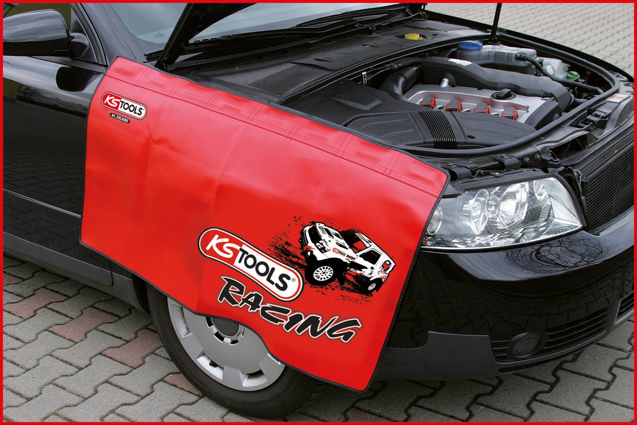 Auto s otevřenou kapotou motoru, červená ochranná podložka s logem 'KS Tools Racing' je položena přes blatník.