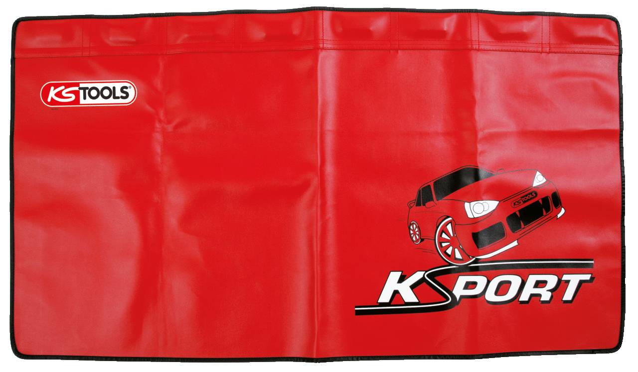 Červená dílní podložka s černým okrajem. Potisk: 'KS Tools' a 'K Sport'. Ilustrace automobilu v černobílém provedení.