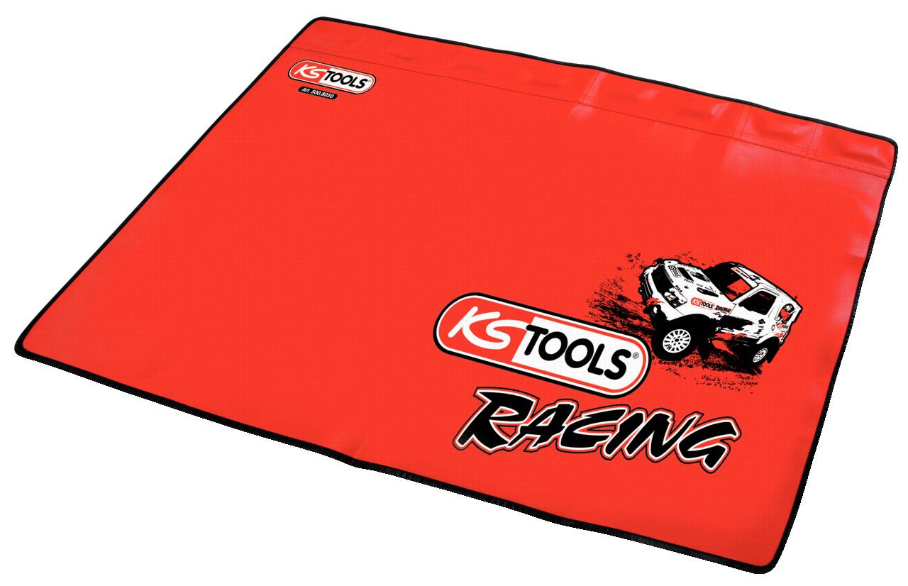 Červená dílní podložka s logem 'KS Tools Racing' a ilustrativním rallyovým vozem.