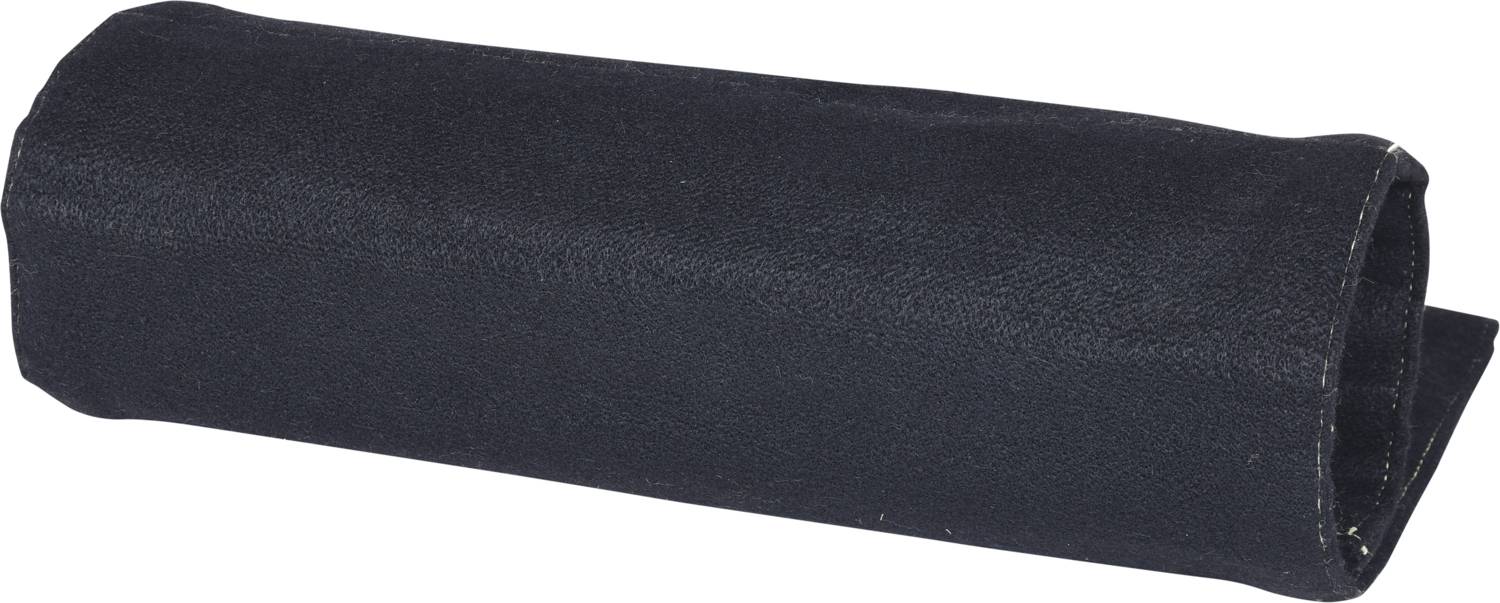 Černý, obdélníkový kus látky, pravděpodobně ručník nebo textilie, zobrazený v podobě svinuté a složené.