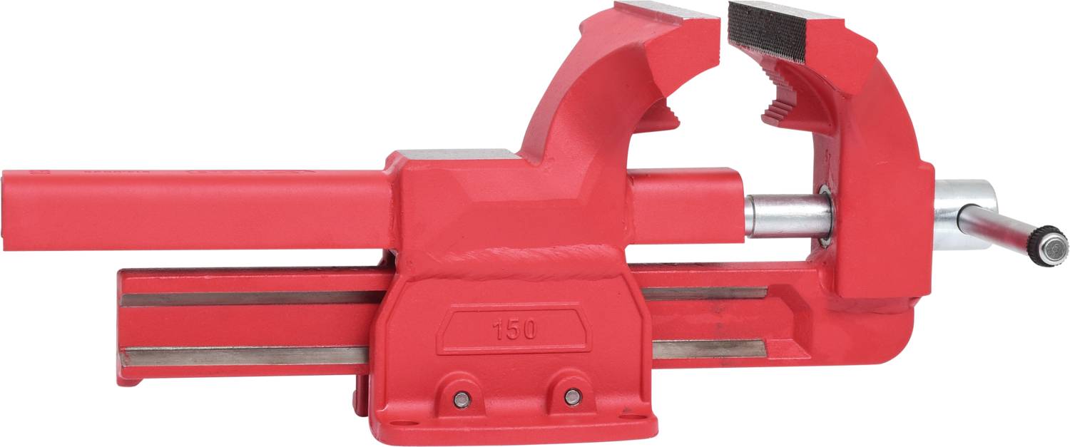 Červený kovový svěrák upevněný na pracovní ploše. Svěrák má širokou čelist a je manuálně nastavitelný.