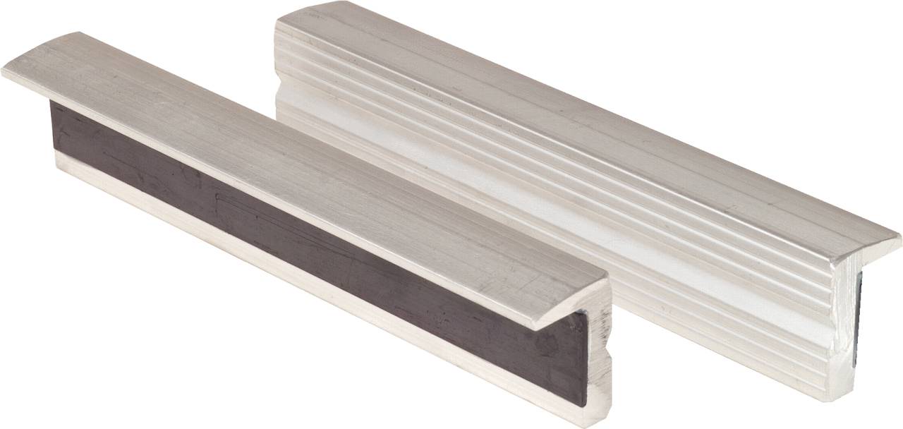 Vedle sebe leží dvě stříbrné magnetické lišty, jedna ukazuje černou magnetickou stranu, druhá stříbrný kovový povrch.