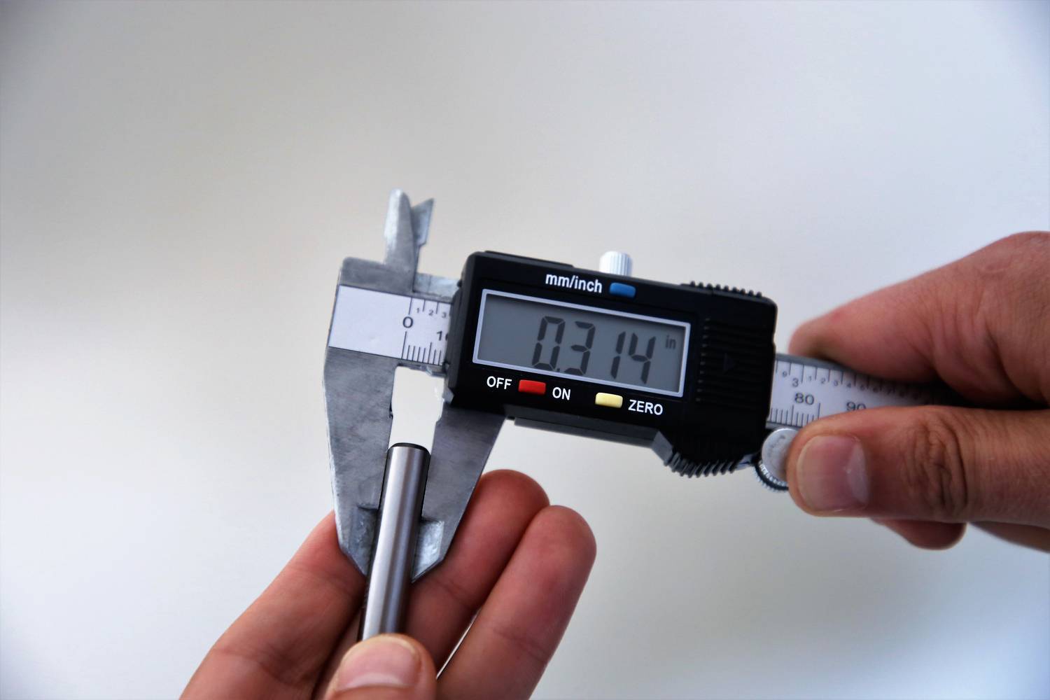Posuvné měřidlo naměřilo průměr válcového objektu 3,14 mm. Displej ukazuje přesný rozměr.