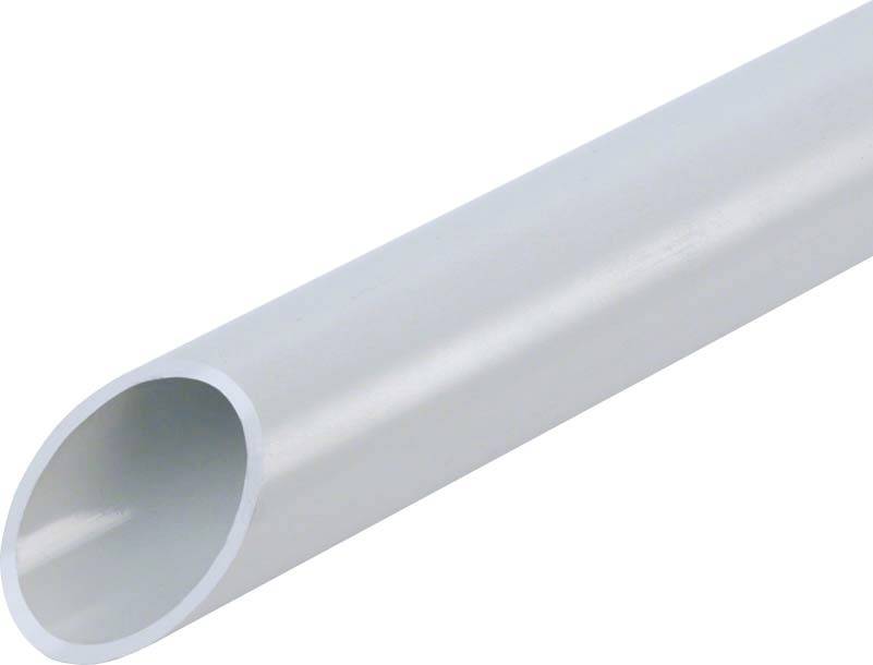 Bílé PVC potrubí vedoucí šikmo z levé strany do pravé. Je hladké a válcovité, viditelné na neutrálním pozadí.