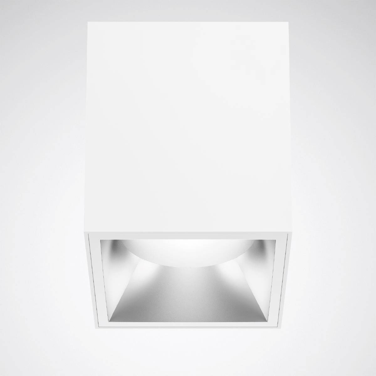 Bílé, obdélníkové stropní svítidlo s moderním, minimalistickým designem; světlo vyzařuje z centrálního, čtvercového výřezu.