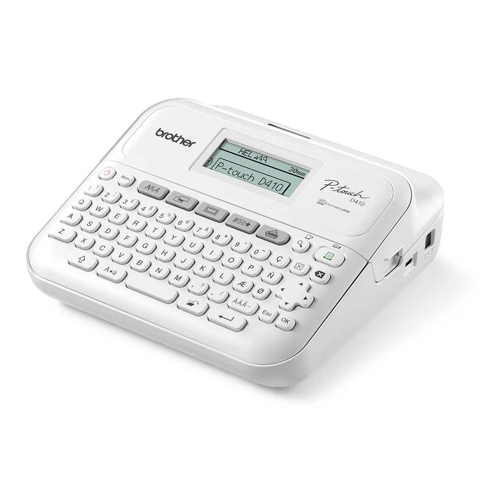Elektronické štítkovací zařízení s QWERTZ klávesnicí, displejem a bílým tělem. Přístroj z řady 'P-touch' značky Brother.