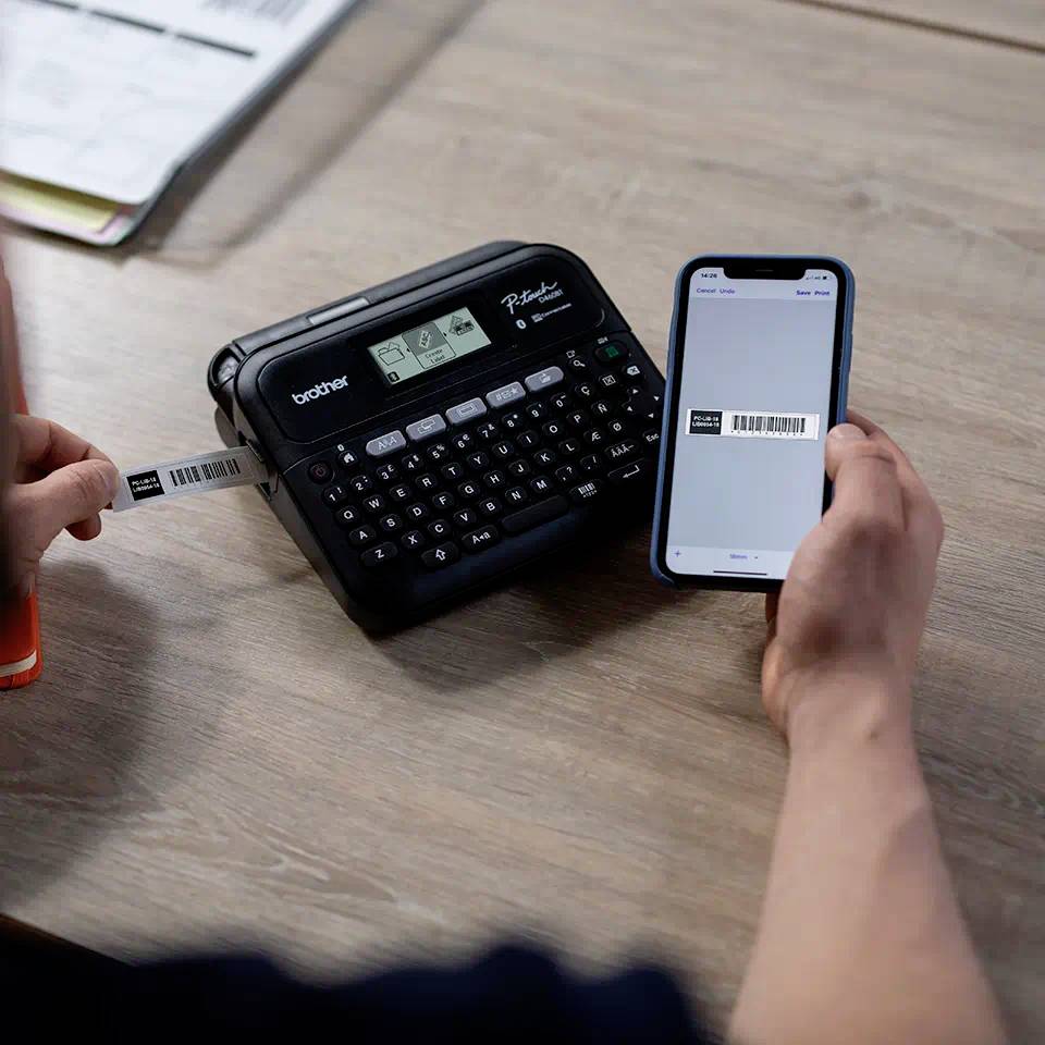 Osoba skenuje štítek vytištěný štítkovačem pomocí smartphonu. Štítek zobrazuje čárový kód.