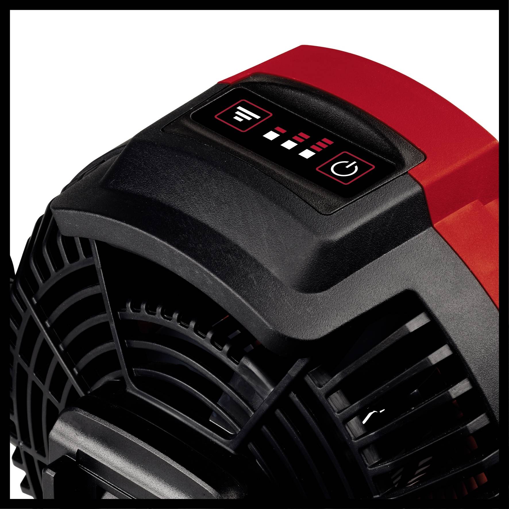 Červený ventilátor s černou mříží a ovládacím panelem. Obsahuje spínače pro regulaci proudění vzduchu a indikační světla pro nastavení.