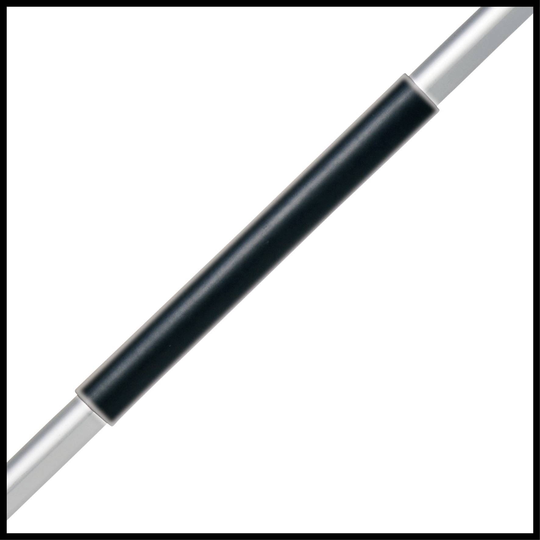 Detailní záběr bílé hole s černou rukojetí, která je typicky používána jako pomůcka pro lidi se zrakovým postižením.