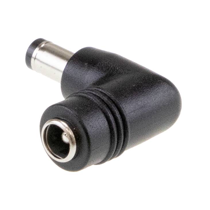 Černý pravoúhlý DC adaptér pro elektronická zařízení.
