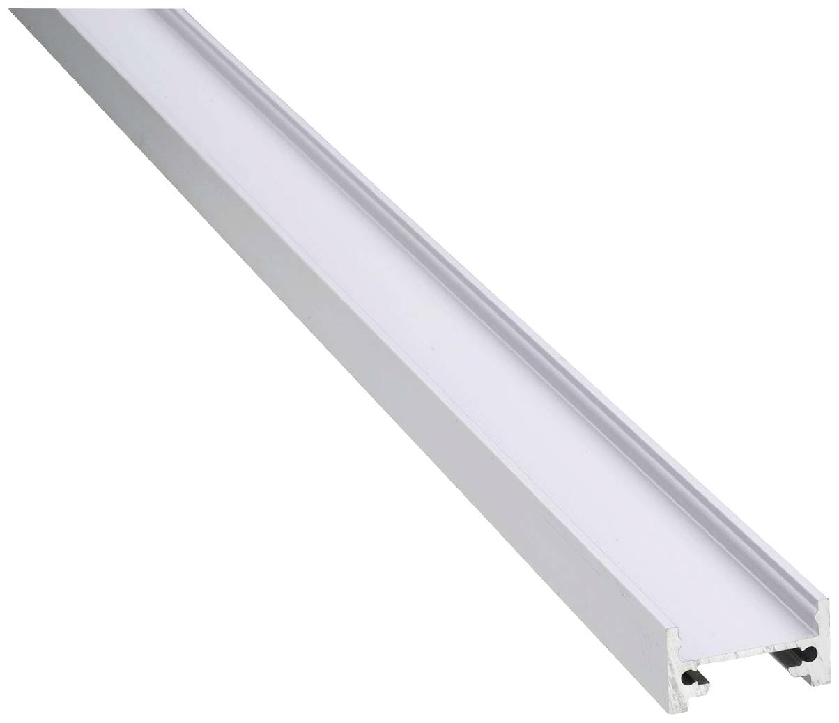 Bílý, podlouhlý hliníkový profil pro LED pásky, zakrytý průhledným krytem.