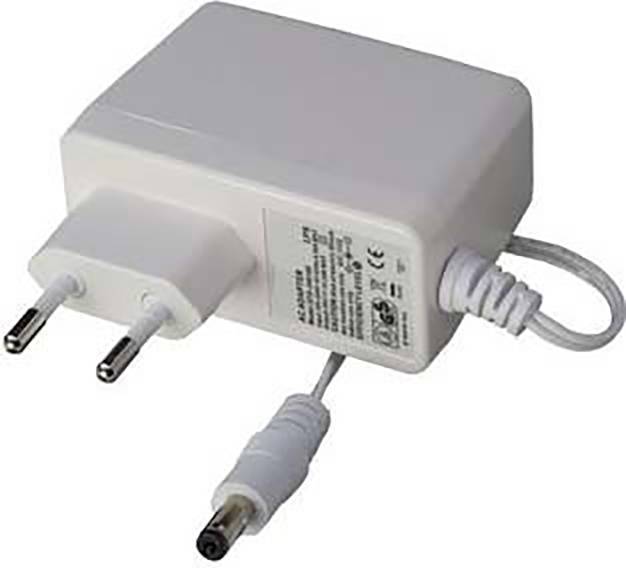 Bílý napájecí adaptér s kulatou zástrčkou a dvěma eurokolíky. Kabel je stočen do spirály, vytištěny jsou technické specifikace.