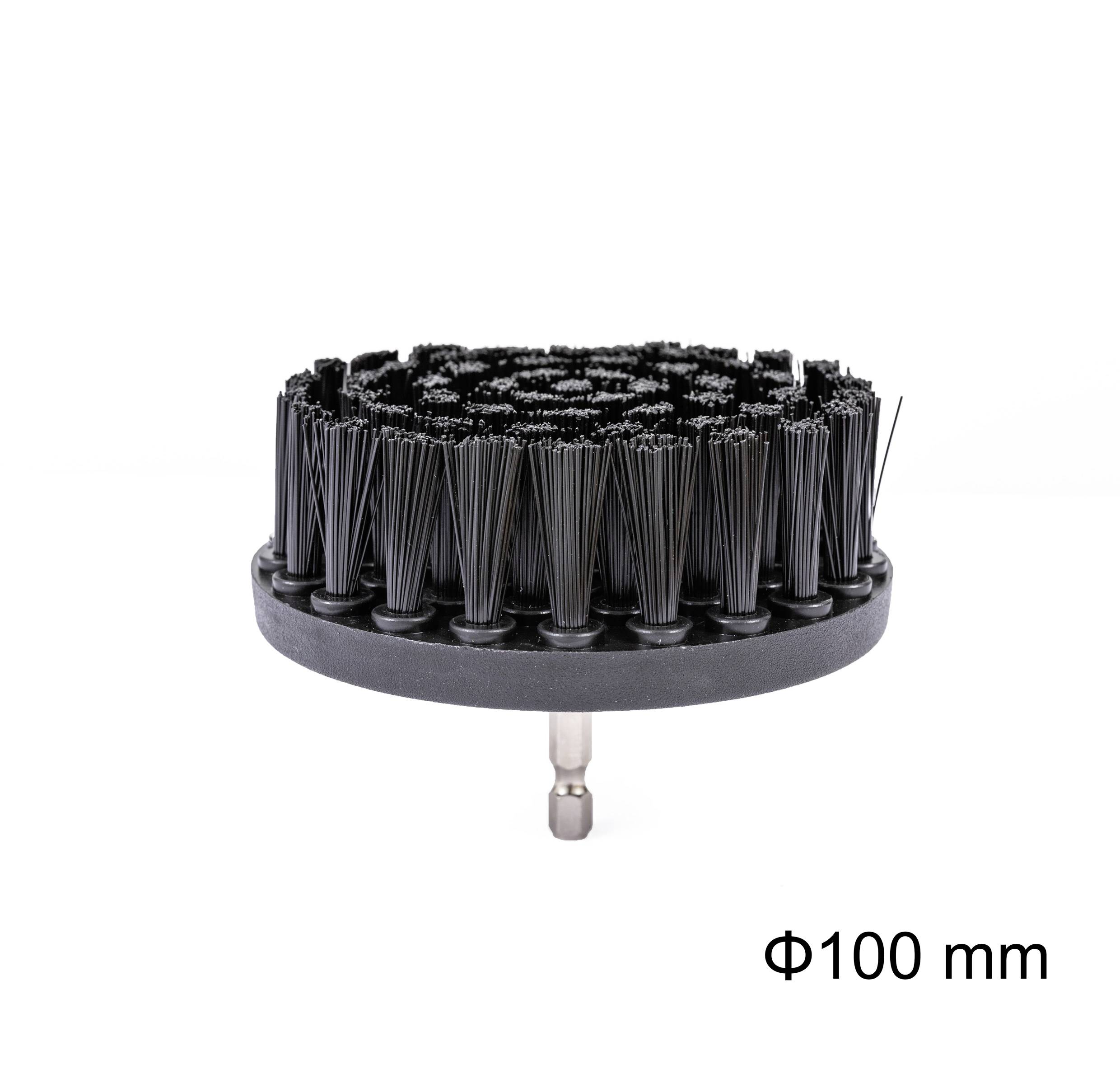 Kulatý černý kartáč s kovovým nástavcem pro vrtačky, průměr 100 mm. Ideální pro čištění povrchů.