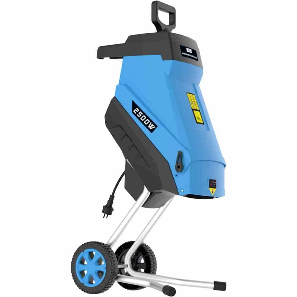 Modrý elektrický zahradní drtič se 2500W výkonem. Má dvě kola, madlo pro přenášení a kabelové připojení.