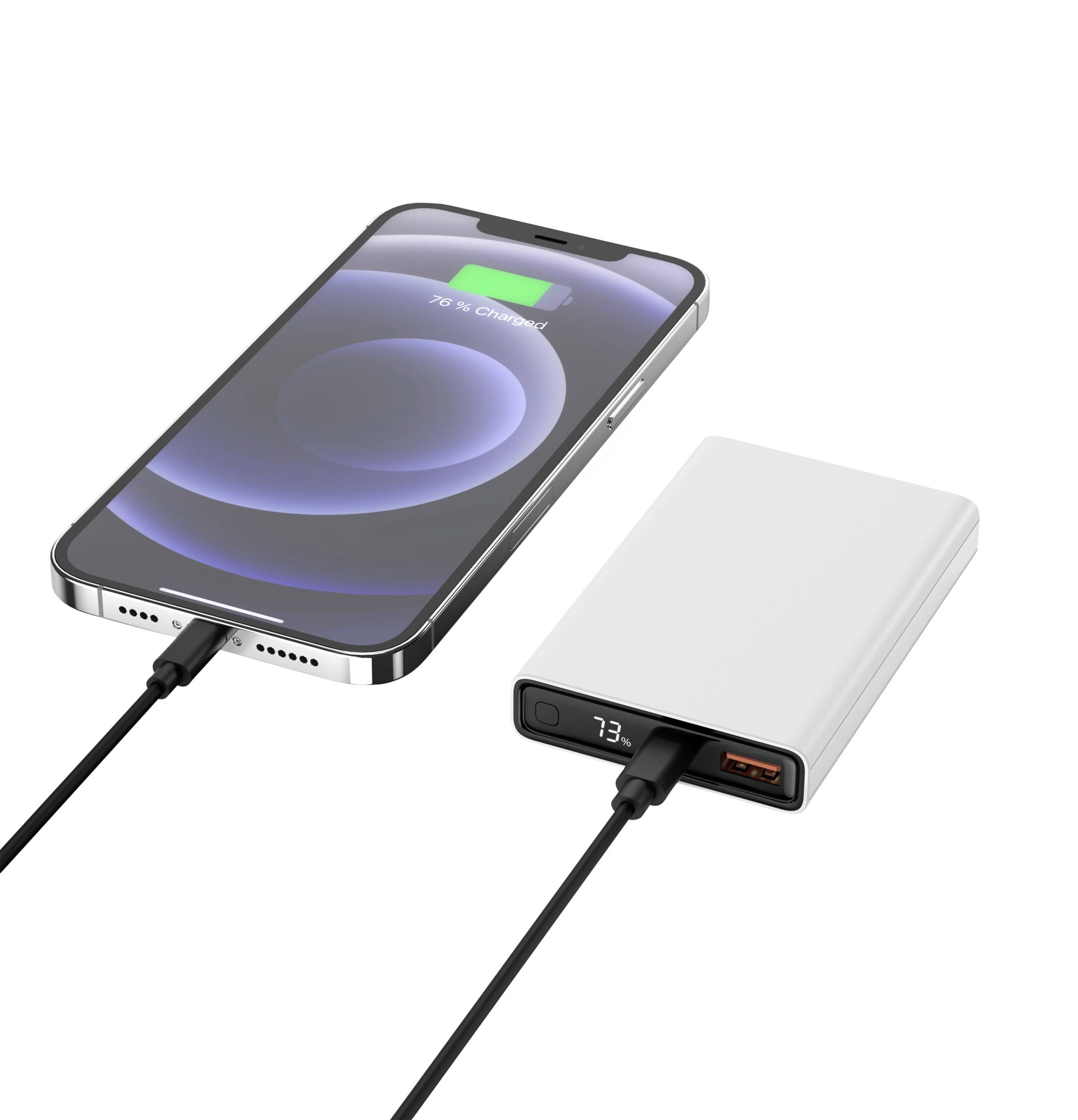 Smartphone se nabíjí pomocí kabelu z powerbabanky s 73% nabití. Displej smartphonu ukazuje 76% nabito.