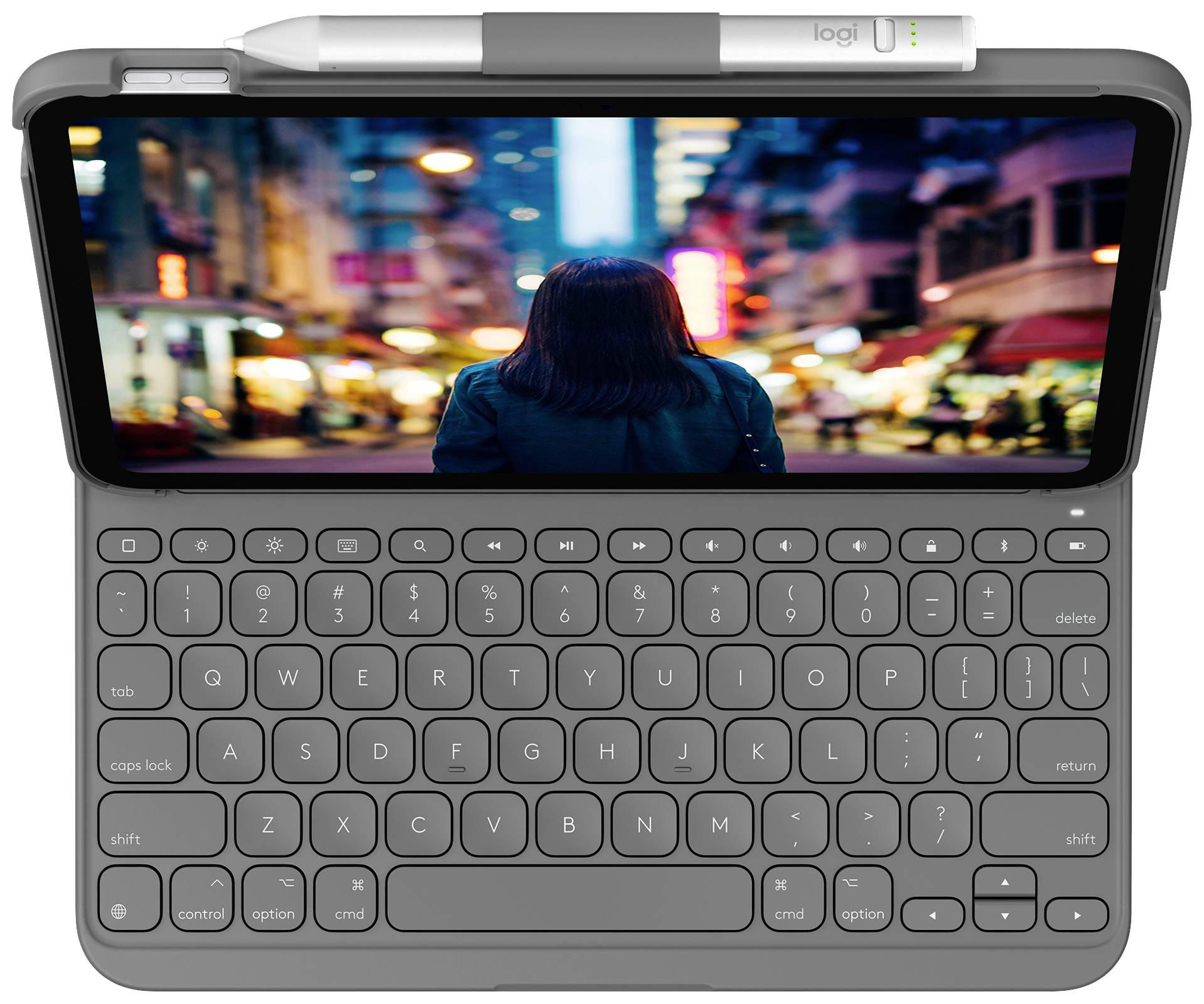 Klávesnice s tabletem v horizontální orientaci, na pozadí rozmazaný pohled na město s osobou v popředí. Nahoře digitální pero.