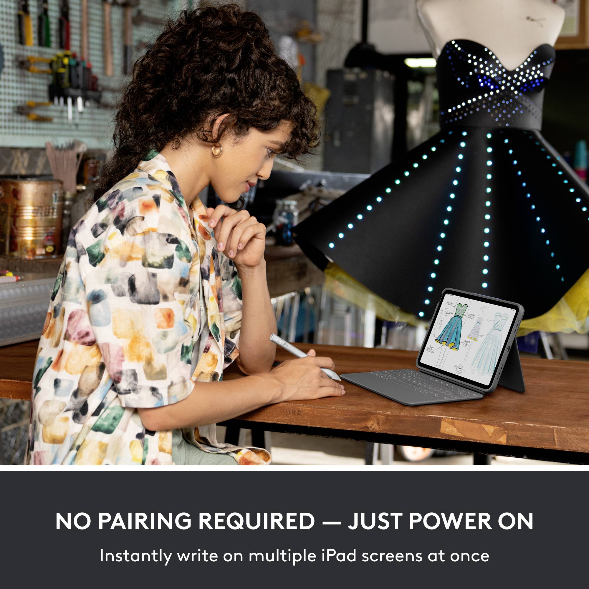 Osoba navrhuje módní šaty na tabletu. Oděv v pozadí svítí modře. Text: 'Není potřeba párování – stačí zapnout'.