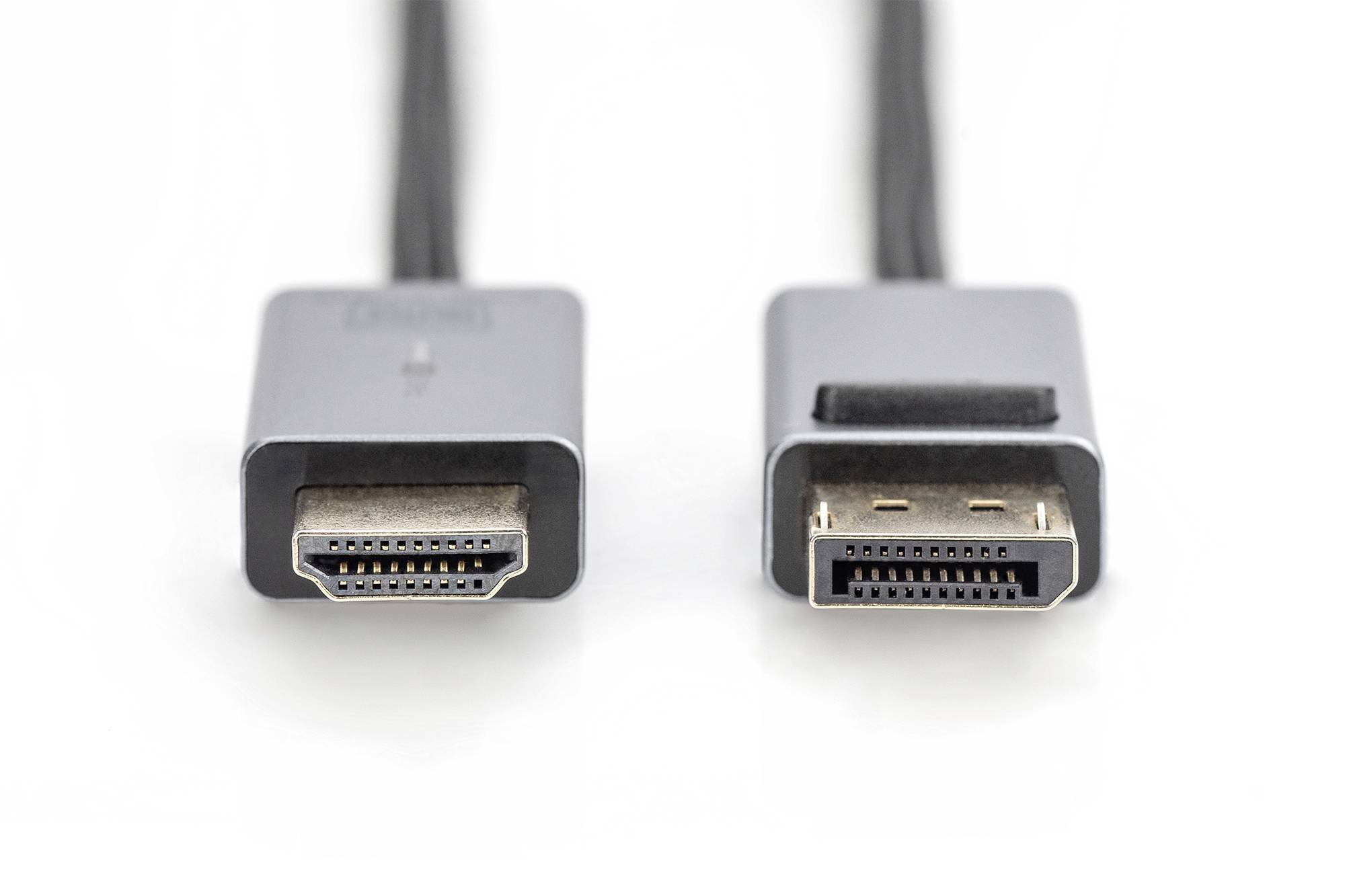 Dva kabelové konektory, vlevo konektor HDMI a vpravo konektor DisplayPort, oba na bílém pozadí.