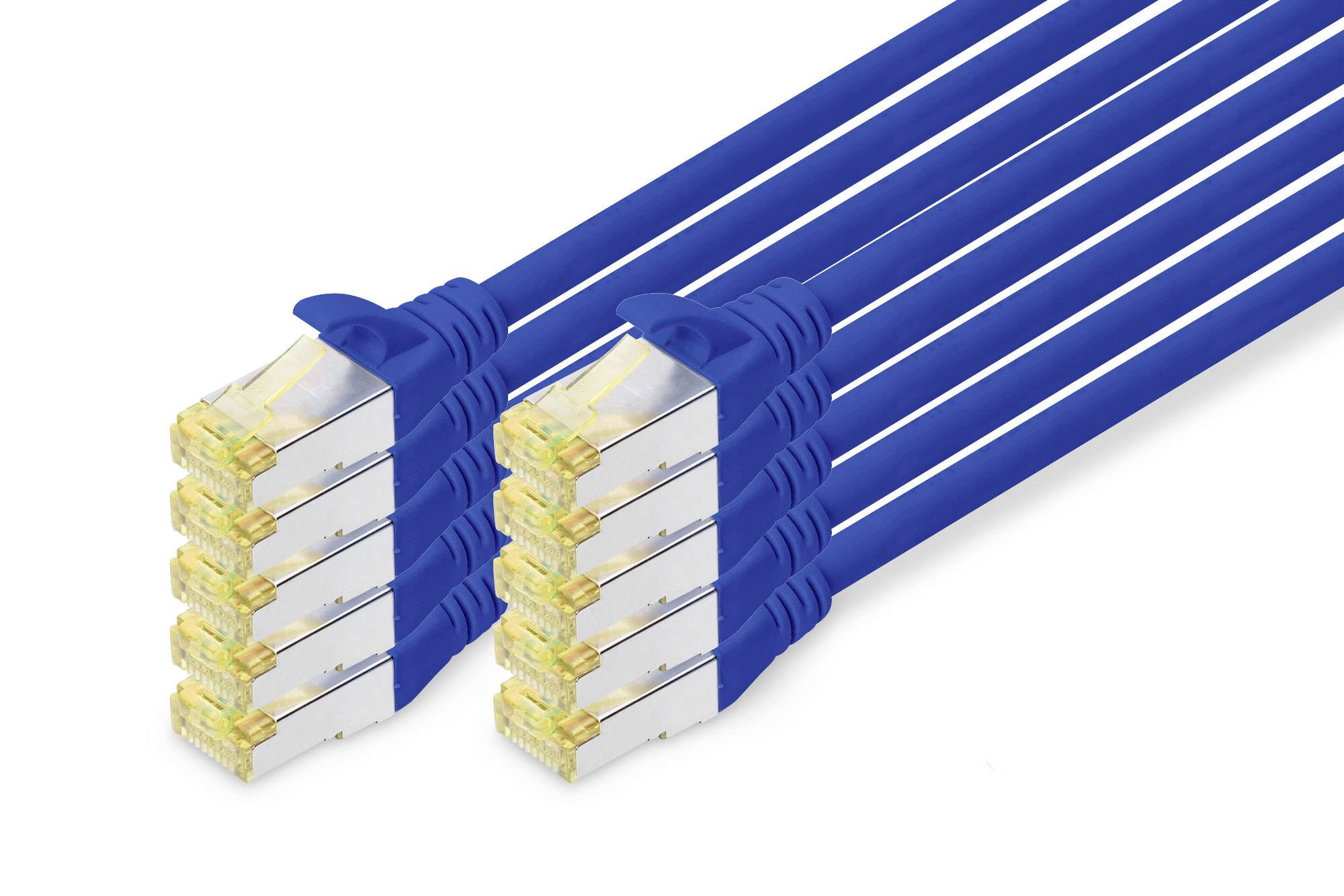 Osm modrých ethernetových kabelů s RJ45 konektory ve dvou rovnoběžných řadách. Jsou určeny pro síťové připojení a přenos dat.