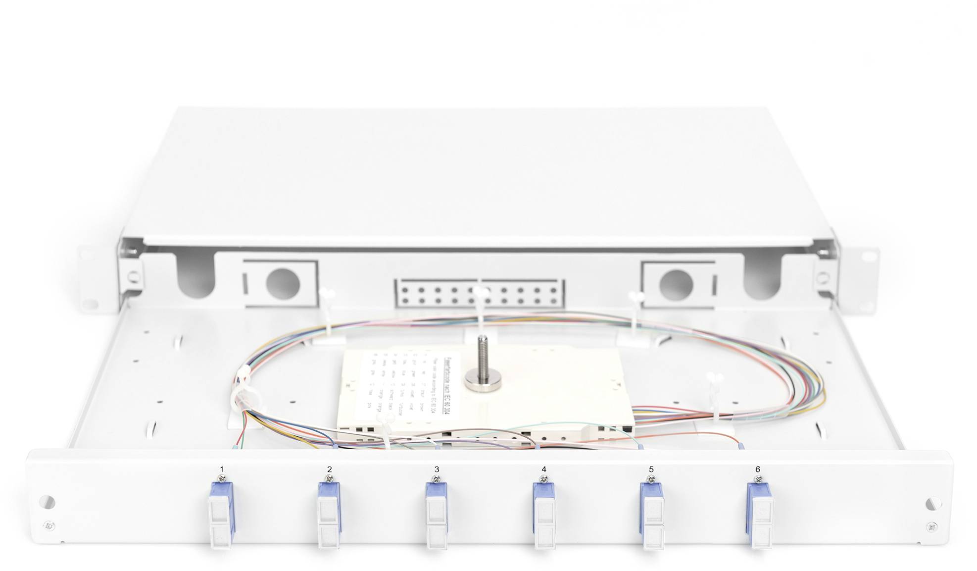 Bílý síťový patch panel s otevřenými porty, viditelnými kabely a centrálním rozvaděčem před světlým pozadím.