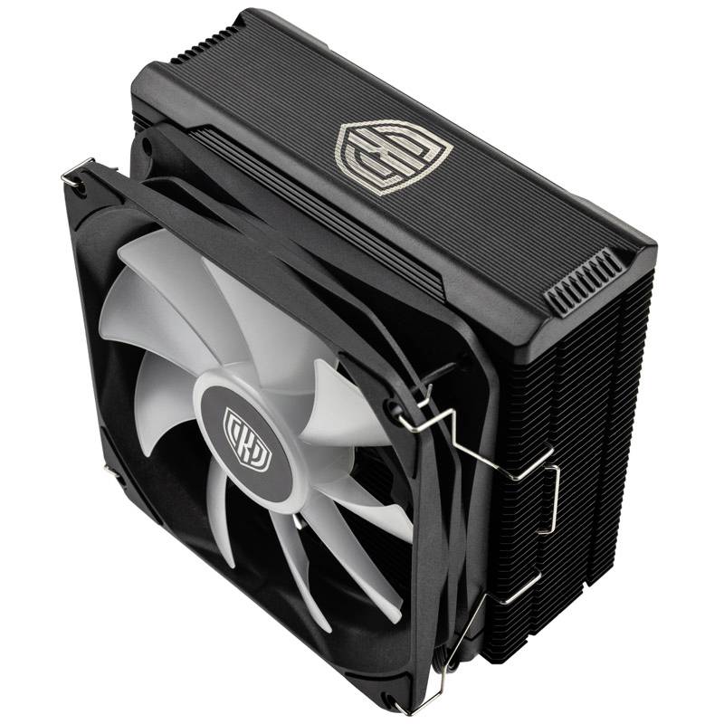 Černý chladič CPU s velkými bílými lopatkami ventilátoru na přední straně, namontovaný na obdélníkovém chladiči s logem nahoře.