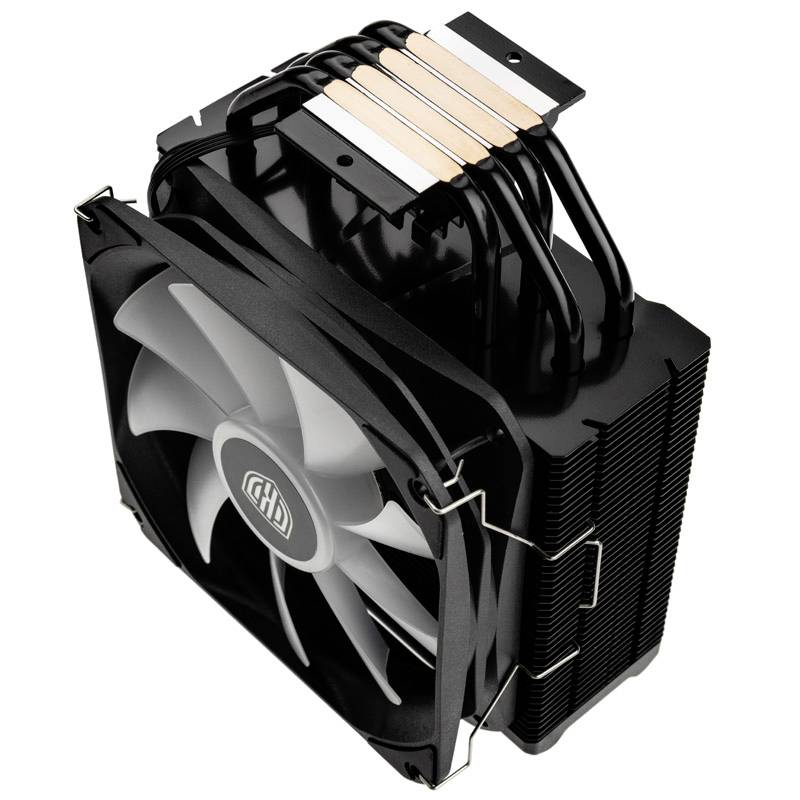 Černý chladič CPU se stříbrným ventilátorem, měděnými tepelnými trubkami a černým lamelovaným chladičem, který slouží k chlazení počítačových procesorů.