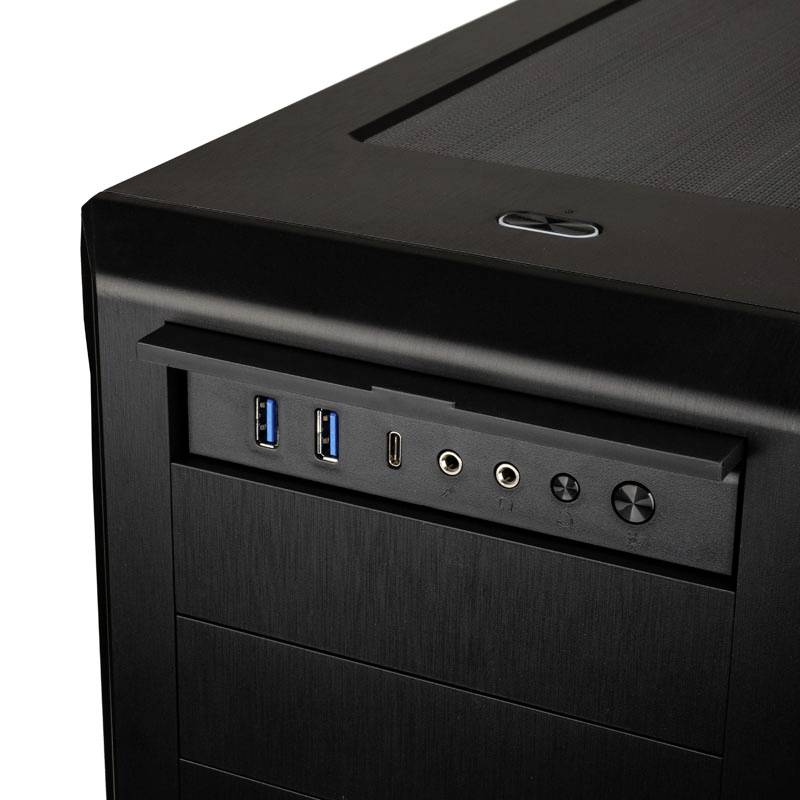 Černá počítačová skříň s USB porty, konektory pro sluchátka a mikrofon a vypínačem na přední straně.