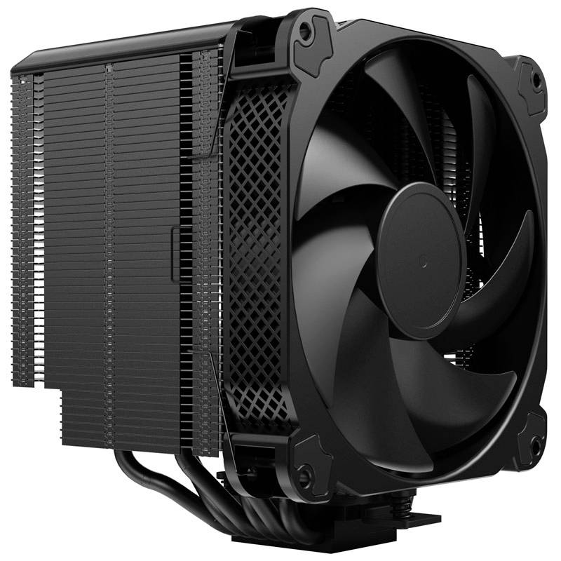 Černý procesorový ventilátor s chladicími žebry a velkým oběžným kolem, používaný k chlazení počítačových procesorů.