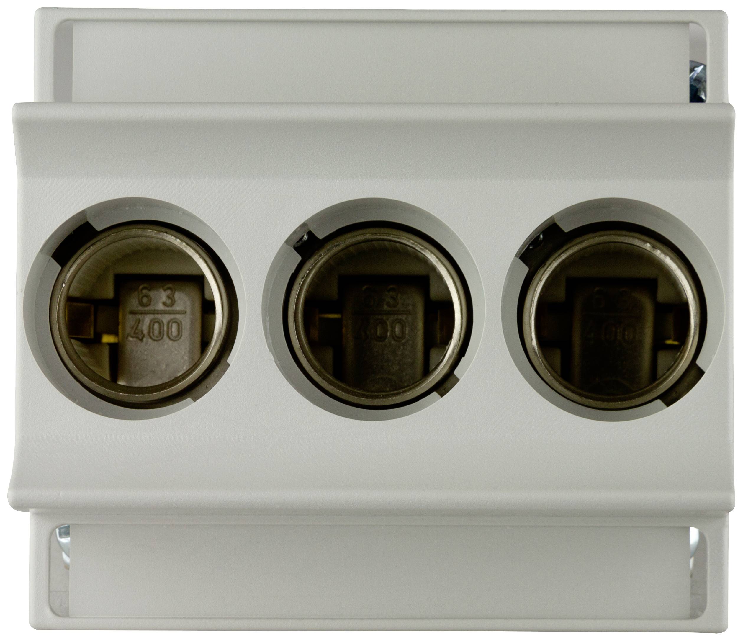 Tři kulaté pojistky v bílém držáku, zleva doprava očíslované a označené ampérovými hodnotami.